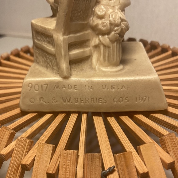 1971 R & W Berries Cos Mother’s Day statue - Picture 2 of 2